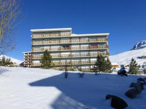 ラルプ・デュエズにあるAppartement Huez, 2 pièces, 6 personnes - FR-1-405-10の山前雪中大きな建物