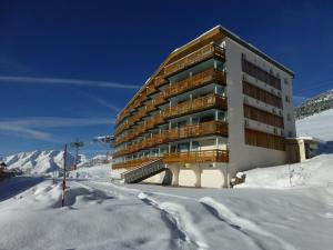 ラルプ・デュエズにあるAppartement Huez, 1 pièce, 4 personnes - FR-1-405-14の山前雪中の建物