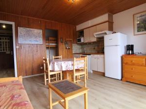 ラルプ・デュエズにあるAppartement Huez, 1 pièce, 4 personnes - FR-1-405-30のキッチン(テーブル、椅子、冷蔵庫付)