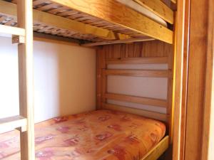 ラルプ・デュエズにあるAppartement Huez, 1 pièce, 4 personnes - FR-1-405-30の小さな部屋の木製二段ベッド1台