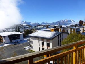 ラルプ・デュエズにあるAppartement Huez, 1 pièce, 4 personnes - FR-1-405-30の山々のある街の景色を望むバルコニー