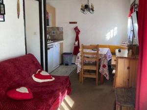 ラルプ・デュエズにあるAppartement Huez, 1 pièce, 4 personnes - FR-1-405-41のリビングルーム(赤いソファ付)、キッチン