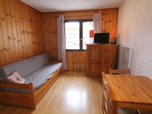 ラルプ・デュエズにあるAppartement Huez, 1 pièce, 4 personnes - FR-1-405-60のリビングルーム(ソファ、テーブル付)