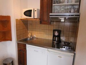 Appartement Huez, 1 pièce, 4 personnes - FR-1-405-60にあるキッチンまたは簡易キッチン