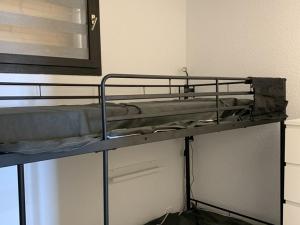 ラルプ・デュエズにあるAppartement Huez, 2 pièces, 4 personnes - FR-1-405-61の棚付きのドミトリールームの二段ベッド1台分です。
