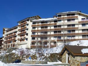 ラルプ・デュエズにあるAppartement Huez, 2 pièces, 4 personnes - FR-1-405-61の雪山頂の大きな建物