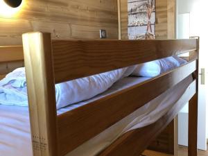 ラルプ・デュエズにあるAppartement Huez, 3 pièces, 6 personnes - FR-1-405-77の木製の二段ベッドが備わる客室です。
