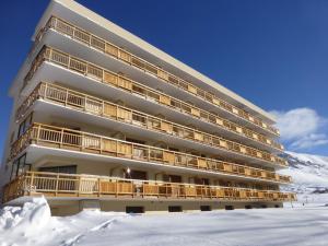 ラルプ・デュエズにあるAppartement Huez, 3 pièces, 6 personnes - FR-1-405-77の雪の建物