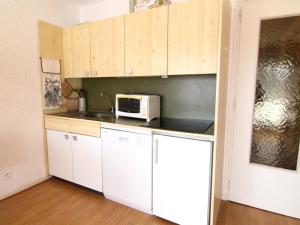 ラルプ・デュエズにあるAppartement Huez, 2 pièces, 6 personnes - FR-1-405-79のキッチン(白いキャビネット、電子レンジ付)