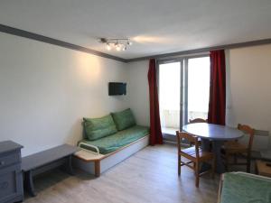 - un salon avec un canapé et une table dans l'établissement Appartement Huez, 1 pièce, 3 personnes - FR-1-405-87, à L'Alpe-d'Huez