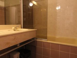 a bathroom with a sink and a shower at Studio cosy avec balcon, piscine & sauna - 3 pers, pied des pistes, animaux OK - FR-1-405-87 in L'Alpe-d'Huez
