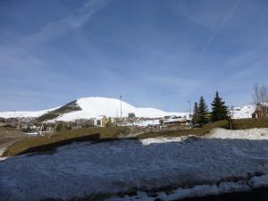 a snow covered mountain in the distance with snow at Studio cosy avec balcon, piscine & sauna - 3 pers, pied des pistes, animaux OK - FR-1-405-87 in L'Alpe-d'Huez