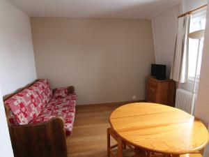 a living room with a table and a couch at Appartement Huez, 1 pièce, 4 personnes - FR-1-405-96 in L'Alpe-d'Huez