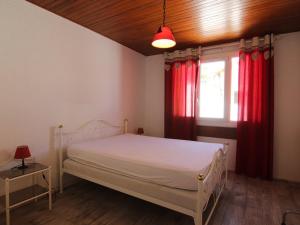 ラルプ・デュエズにあるAppartement Huez, 3 pièces, 8 personnes - FR-1-405-102のベッドルーム1室(赤いカーテンと窓付きのベッド1台付)