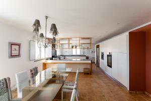 a kitchen and dining room with a glass table at Courela da Lameira in Reguengos de Monsaraz