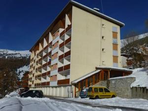 ラルプ・デュエズにあるAppartement Huez, 2 pièces, 4 personnes - FR-1-405-22の雪の中に車が停まった建物