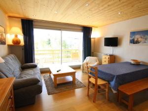 ラルプ・デュエズにあるAppartement Huez, 2 pièces, 6 personnes - FR-1-405-33のリビングルーム(ベッド1台、ソファ付)