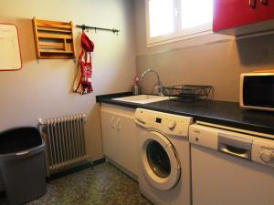 a kitchen with a washing machine and a sink at Appartement Huez, 4 pièces, 8 personnes - FR-1-405-37 in L'Alpe-d'Huez
