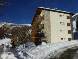 a building with snow in front of it at Appartement Huez, 4 pièces, 8 personnes - FR-1-405-37 in L'Alpe-d'Huez
