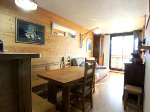 ラルプ・デュエズにあるAppartement Huez, 2 pièces, 6 personnes - FR-1-405-38のキッチン、ダイニングルーム(テーブル、ソファ付)