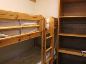 ラルプ・デュエズにあるAppartement Huez, 2 pièces, 6 personnes - FR-1-405-38の二段ベッド2組が備わる客室です。