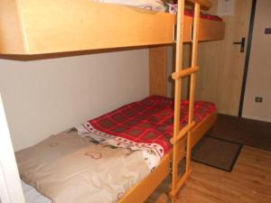 łóżko piętrowe z drabiną do łóżka piętrowego w obiekcie Appartement Huez, 2 pièces, 5 personnes - FR-1-405-80 w LʼAlpe-dʼHuez