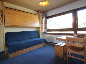 Appartement Huez, 1 pièce, 2 personnes - FR-1-405-91にあるシーティングエリア