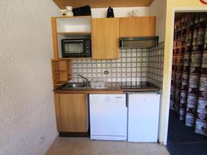 A cozinha ou cozinha compacta de Appartement Huez, 1 pièce, 2 personnes - FR-1-405-91