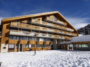 a building with snow in front of it at Appartement Huez, 1 pièce, 2 personnes - FR-1-405-91 in L'Alpe-d'Huez