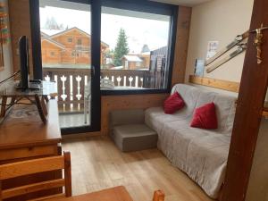 ラルプ・デュエズにあるAppartement Huez, 2 pièces, 4 personnes - FR-1-405-112のリビングルーム(ソファ、大きな窓付)