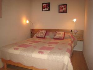una camera con un letto con due cuscini sopra di Appartement Huez, 4 pièces, 9 personnes - FR-1-405-100 a LʼAlpe-dʼHuez