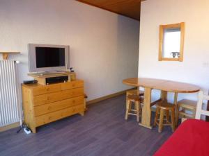 Appartement Huez, 1 pièce, 4 personnes - FR-1-405-101にあるテレビまたはエンターテインメントセンター