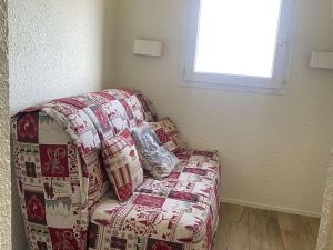 ラルプ・デュエズにあるAppartement Huez, 2 pièces, 4 personnes - FR-1-405-111のリビングルーム(ソファ、窓付)