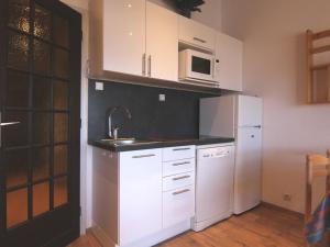 Appartement Huez, 1 pièce, 4 personnes - FR-1-405-117にあるキッチンまたは簡易キッチン