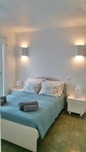- une chambre avec un lit et 2 serviettes dans l'établissement Ocean View Skyline Apartment ‚Hakuna Matata‘, à Albufeira