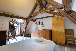 - une chambre avec un lit dans une pièce dotée de poutres apparentes dans l'établissement Le Petit Yogi, 5 minutes du ZooParc de Beauval, à Saint-Aignan