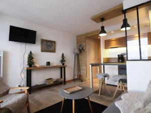 sala de estar con sofá y mesa en Appartement Huez, 1 pièce, 4 personnes - FR-1-405-134, en L'Alpe-d'Huez