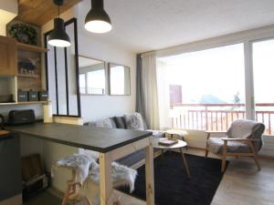 cocina y sala de estar con mesa y balcón en Appartement Huez, 1 pièce, 4 personnes - FR-1-405-134, en L'Alpe-d'Huez
