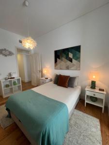 1 dormitorio con 1 cama grande y 2 mesitas de noche en Mouraria Best Apto, en Lisboa