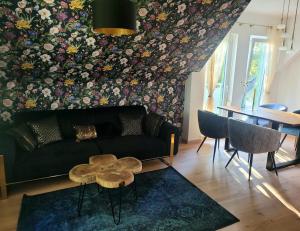 uma sala de estar com um sofá e uma mesa em Pension & Ferienwohnung Oberhof 810 M em Oberhof
