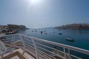 een uitzicht op een waterlichaam met boten erin bij Riviera Holiday Apartments - Seafront - Wifi in Marsaskala