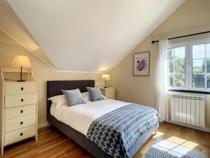 a bedroom with a bed and a window at Vinhaticos Villa by Atlantic Holiday in Porto Moniz
