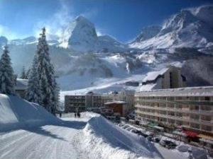 een met sneeuw bedekte helling met een berg op de achtergrond bij Studio cabine 6 personnes proche pistes, vue montagne - FR-1-400-38 in Gourette +3 foto's