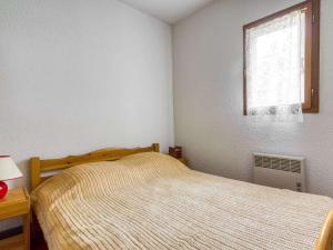 Tempat tidur dalam kamar di Appartement Barèges, 3 pièces, 6 personnes - FR-1-403-15