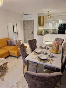 ein Wohnzimmer mit einem Tisch und Stühlen sowie eine Küche in der Unterkunft Pobierowo Baltic Apartments Złoty C17 Basen in Pobierowo