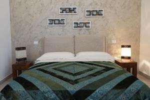 een slaapkamer met een groot bed met 2 nachtkastjes bij Via Veneto Residenza in Cutrofiano