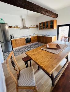 cocina con mesa de madera y cocina con fogones en Casa Abuela Inés, en Puerto del Rosario