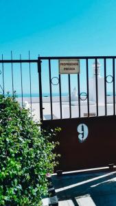 un panneau sur une clôture près de la plage dans l'établissement Ocean View Skyline Apartment ‚Hakuna Matata‘, à Albufeira