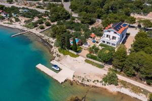 eine Luftansicht eines großen Hauses auf einer Insel im Wasser in der Unterkunft Luxury Villa Bella Vista with Swimming Pool in Betina