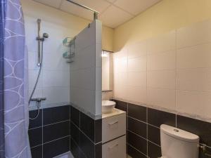 a bathroom with a shower and a toilet and a sink at Appartement 8 places à Gourette, 3 chambres, proche pistes - FR-1-400-50 in Gourette +4 photos